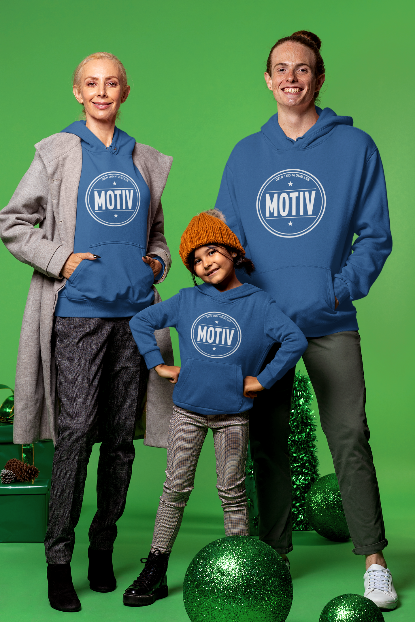 Familie mit einheitlichen, blauen Hoodies, die den gleichen Druck auf den Hoodies haben. Personalisiert mit eigenem, einheitlichen Motiv.